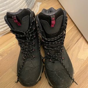 Columbia snow boots - new